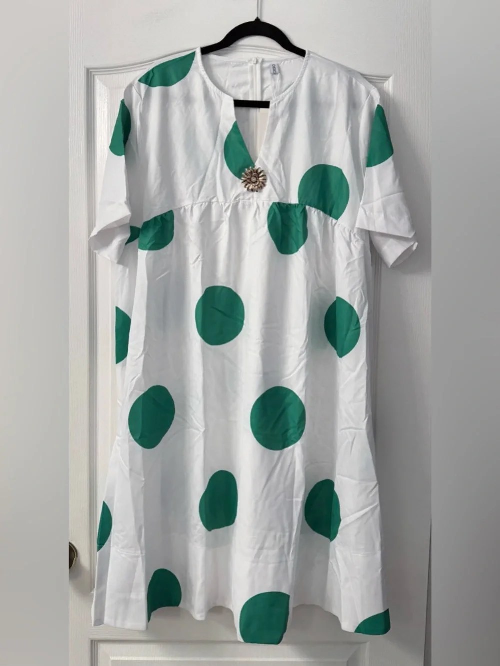 OShopLive White Dress with Green Polka Dots and Gold Floral Detail - Picture 2 of 10